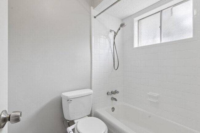 Building Photo - 3215 Palm Desert Ln