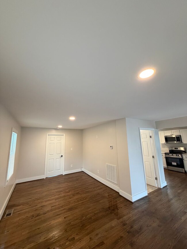 Building Photo - 2 Bed 1 Bath home with large backyard