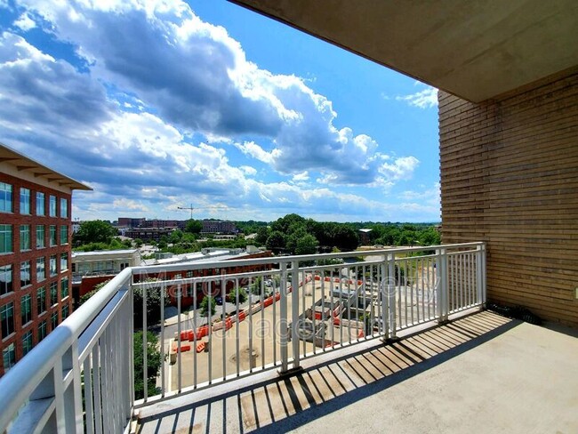 Building Photo - 220 Riverplace