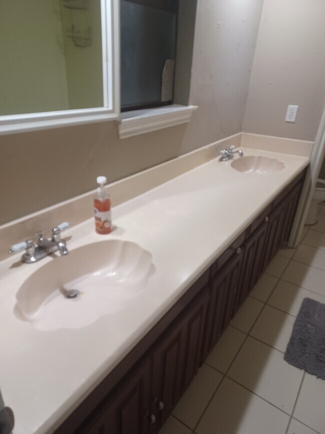Building Photo - 3439 Racquet Club Dr