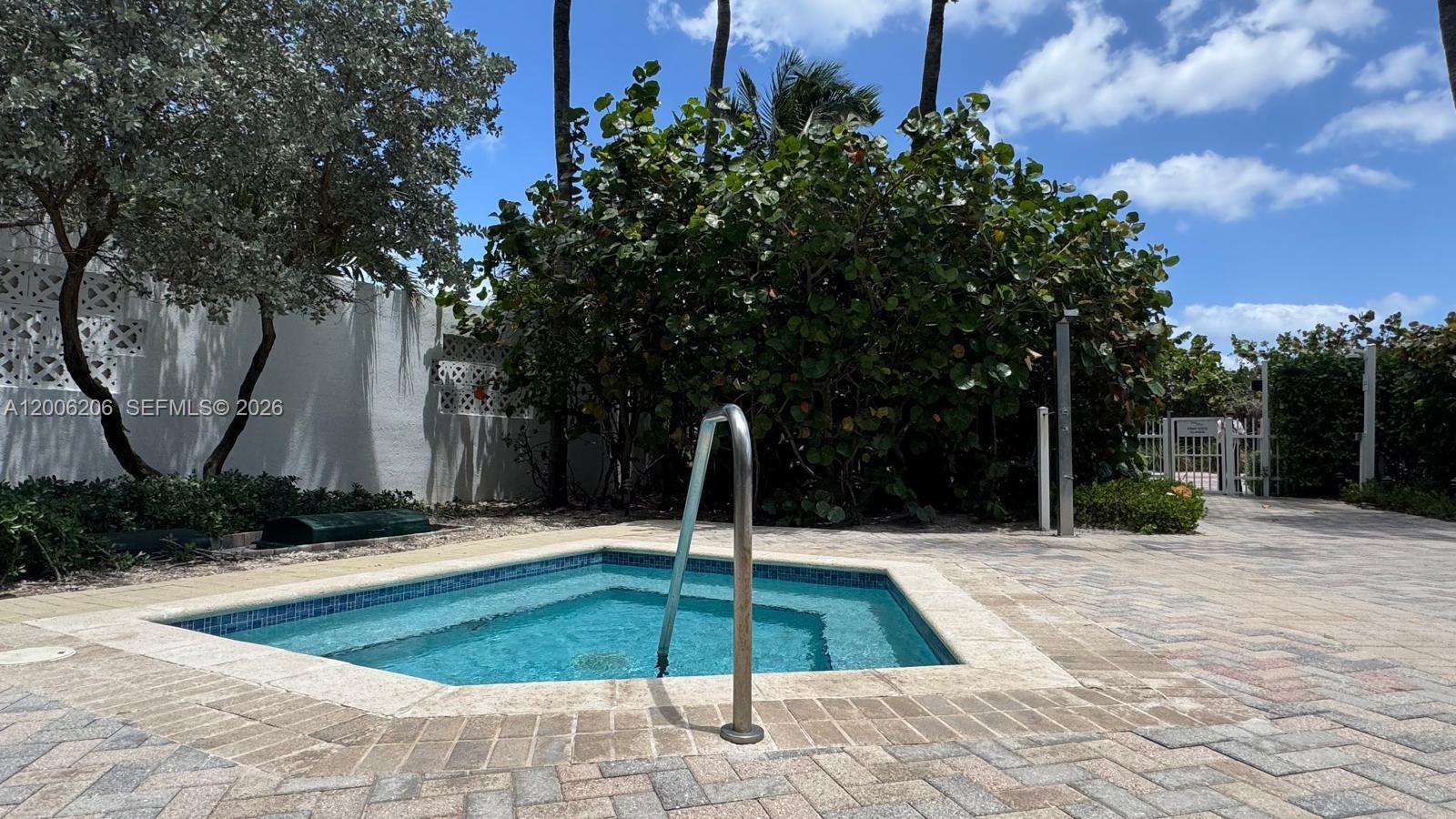 Building Photo - 6515 Collins Ave