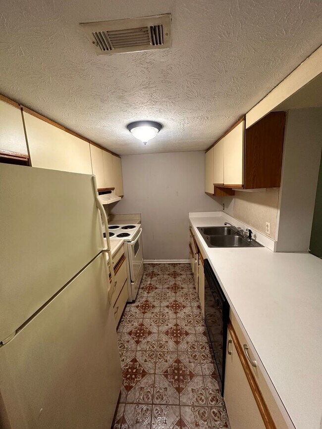 Building Photo - Gorgeous and Spacious 3 BR 1.5 BA Townhome...