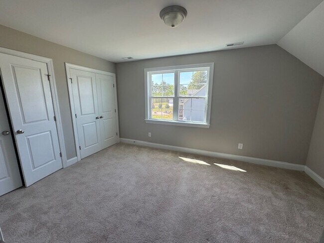 Building Photo - Like New and Move-in Ready!!