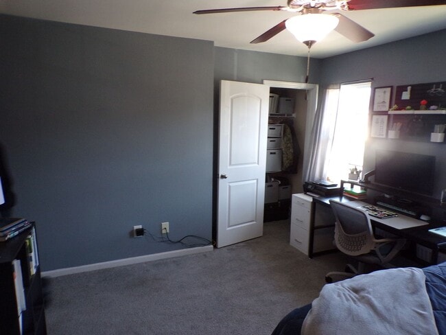 Building Photo - Two Bedroom Two and half Bathrooms Townhome!