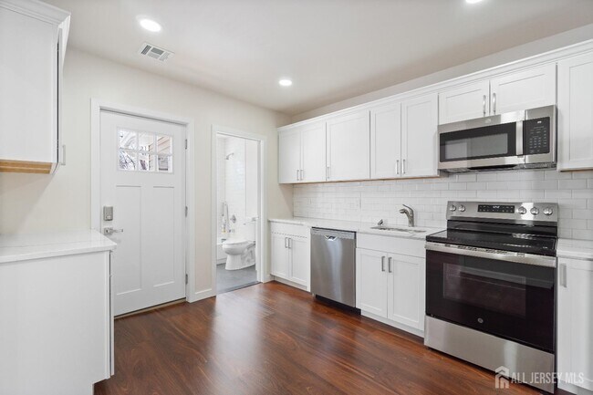 Building Photo - 826 George St