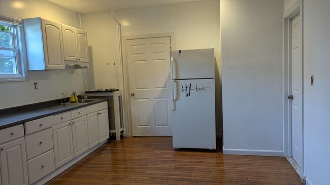 Building Photo - 370 Dyckman St