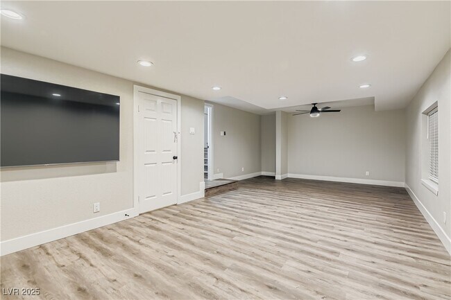 Building Photo - 6690 N Torrey Pines Dr