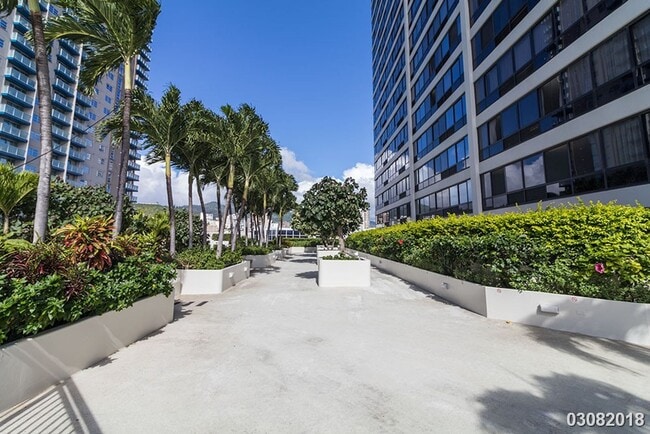 Building Photo - 1BR/1BA/1 parking in Royal Capitol Plaza.