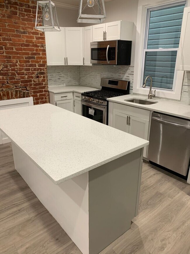 Building Photo - Gorgeous 3 Bedroom 1.5 bath with yard