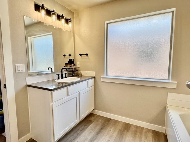 Building Photo - 915 Canal St