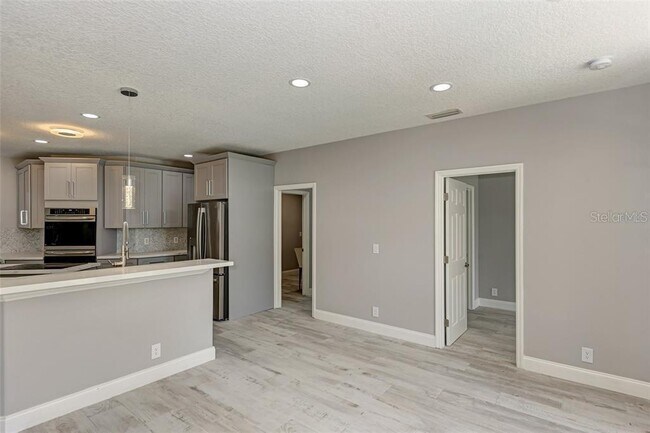 Building Photo - 1648 Bayshore Dr