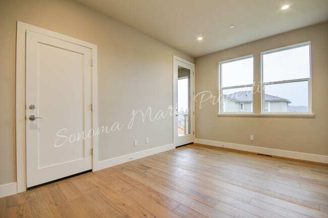 Building Photo - Gorgeous 4 Bed/3Bath House Available in De...