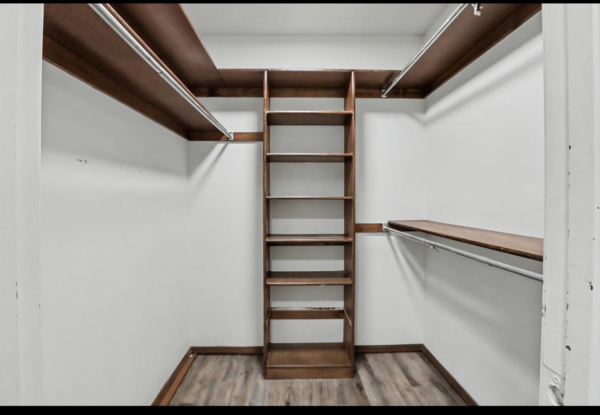 Master closet - 2112 Bentham Pl
