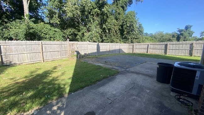 Building Photo - 121 Lois Dr