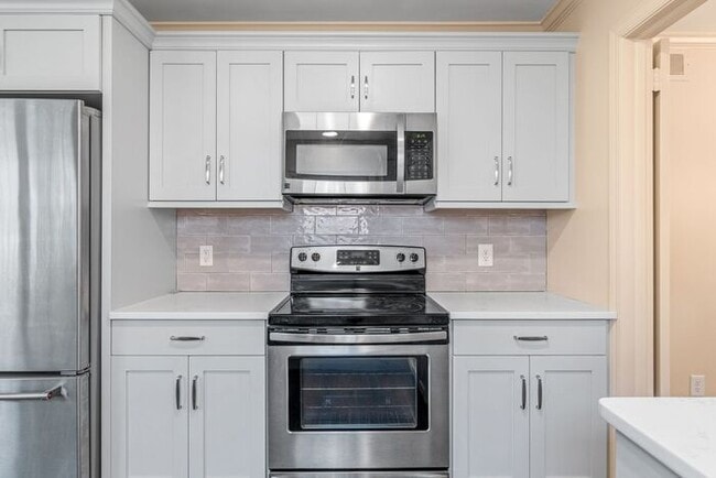 Building Photo - NW, Updated, Wood Floors, SS Appl., Den, Dining Roon, Sun Room, Finished Basement, Fenced!