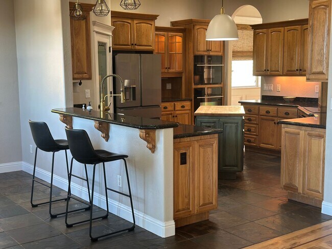 Building Photo - Amazing Price! Amazing Location!