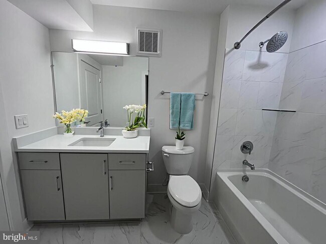 Building Photo - 701 N Henry St