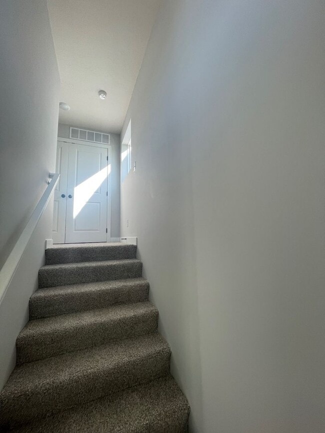 Building Photo - Townhome For Rent Papillion