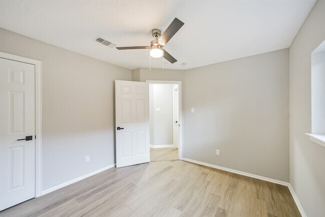 Building Photo - 10826 Thorncliff Dr