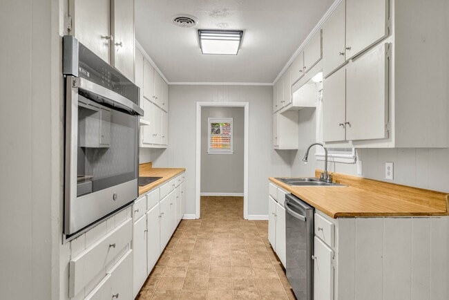 Building Photo - Renovated 3 Bedroom 2 Bath Home for Rent!