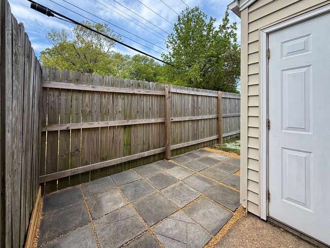 Building Photo - Double En-Suite Townhome