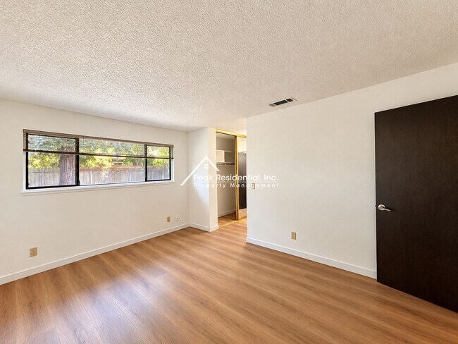 Building Photo - 8768 Mellowdawn Way