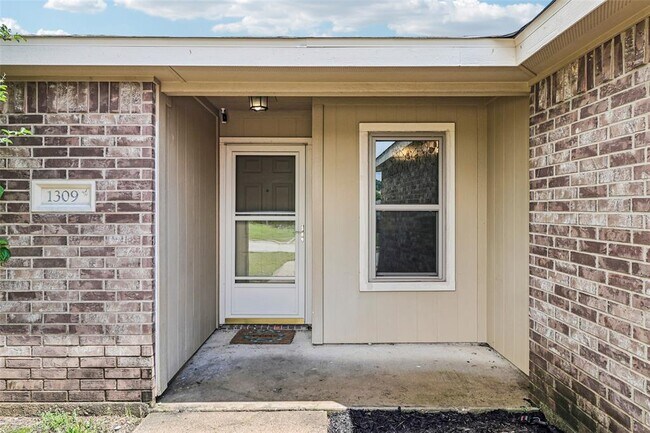 Building Photo - 1309 Marlee Cir