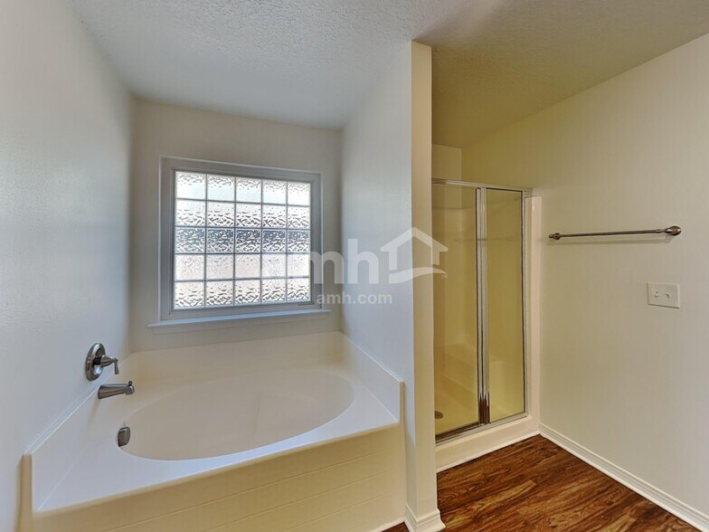 Building Photo - 3256 Silverado Cir