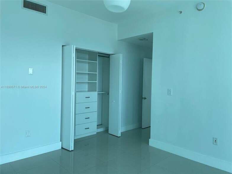 Building Photo - 900 Biscayne