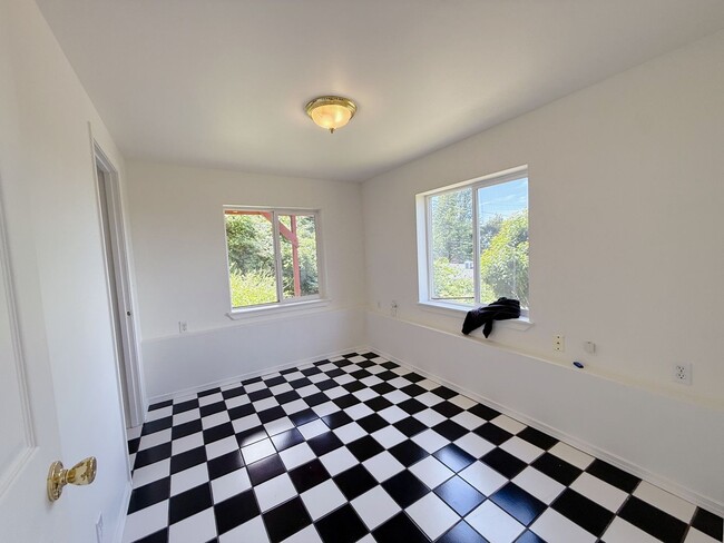 Building Photo - 3 & 4 Bedroom Units Just Steps from WWU