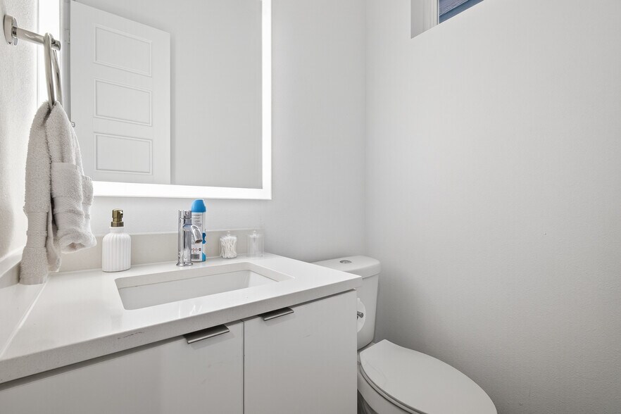 Halfbath - 523 Schweikhardt St