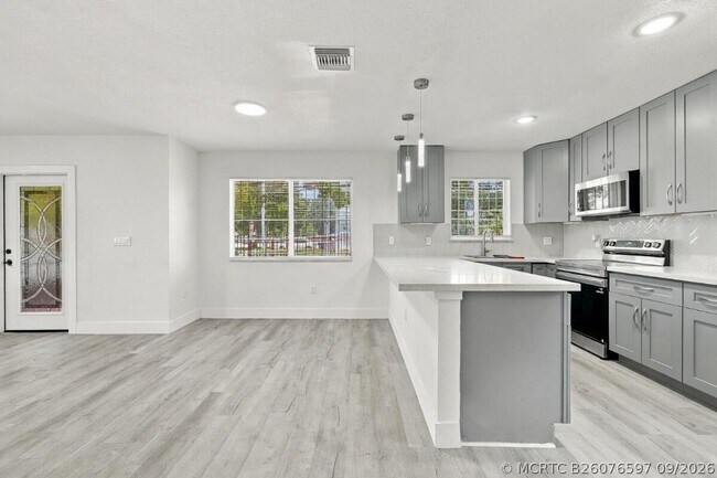 Building Photo - 4952 NW 21st Ave