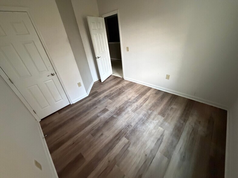 Building Photo - Room in Townhome on Timber Ridge Dr