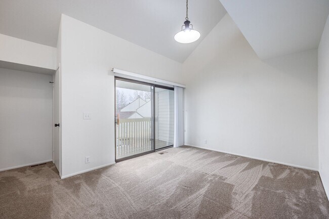 Building Photo - Conveniently Located Racquet Club Condo