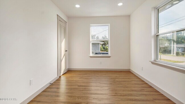 Building Photo - 112 N Gayle Ave