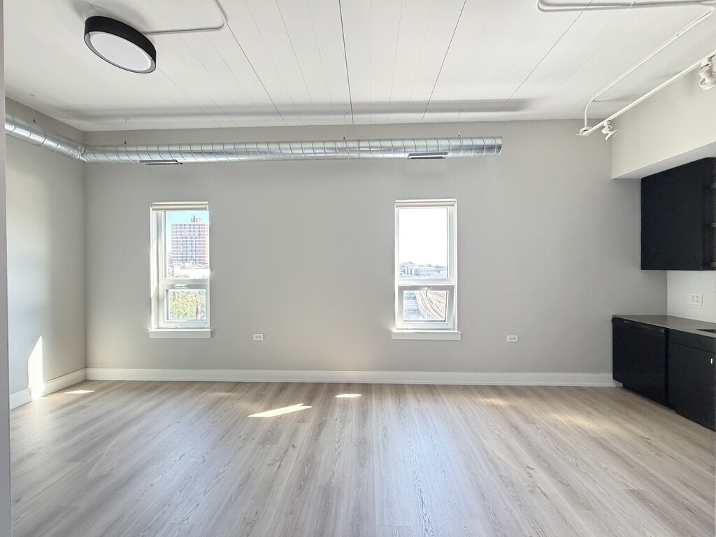 Building Photo - 941 W Belmont Ave