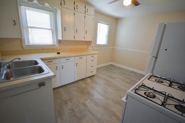 Building Photo - 3 bedroom home on corner lot with beautiful hardwood floors!