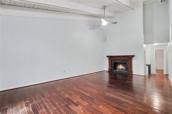 Building Photo - 3813 Paces Ferry W