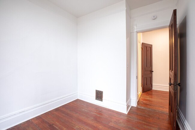 Building Photo - 1940-1946-1946 SW Market St Dr