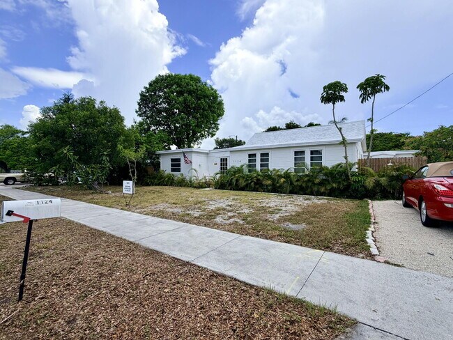 Building Photo - "Spacious 2-Bed, 2-Bath Oasis in Lake Worth Beach - Your Perfect Retreat Awaits!"