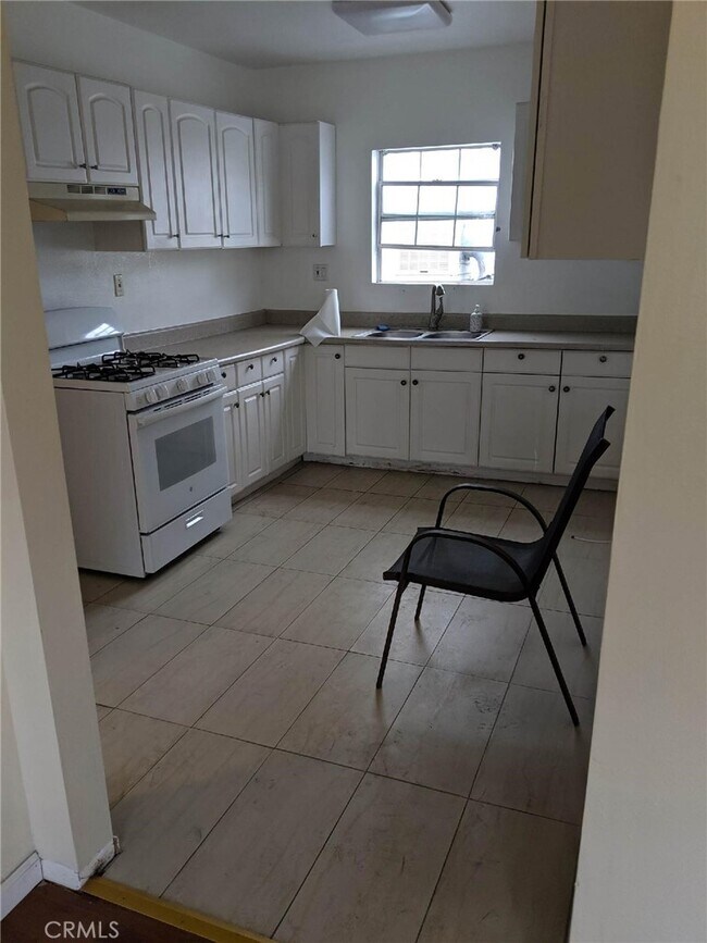 Building Photo - 643 E Broadway-