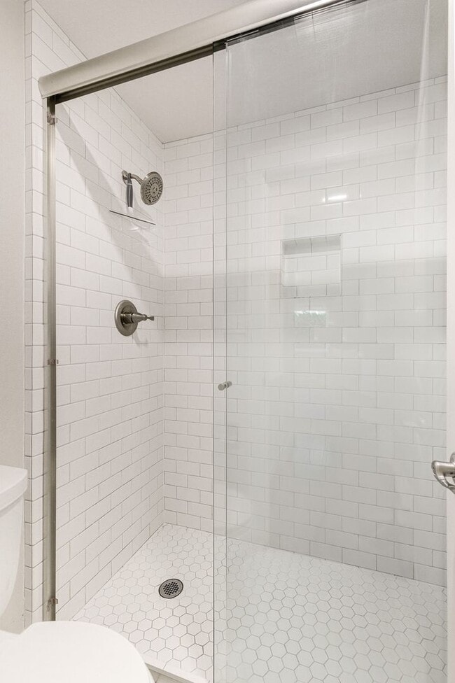 Building Photo - Modern 2 Bedroom 2 Bathroom Condo Close to Downtown Kirkland