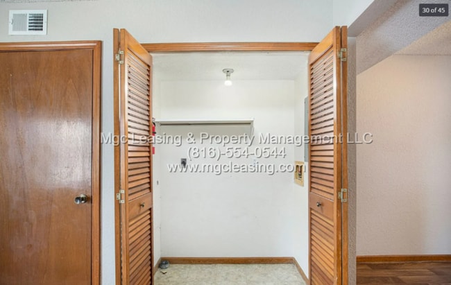 Building Photo - Spacious 2nd Floor Townhome - January Special - Reduced Rate with a 15 Month Lease!