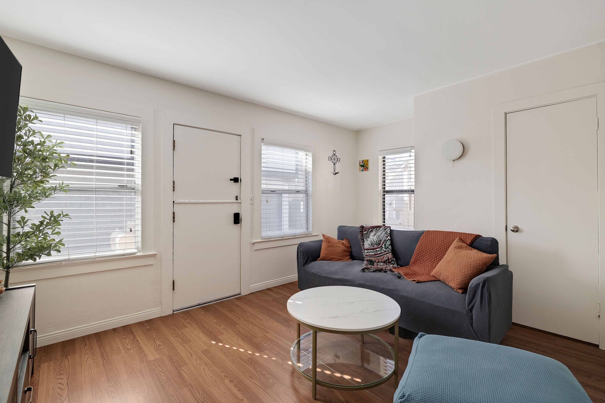 Building Photo - 1634 Bayview Dr