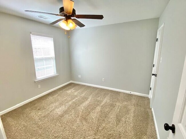 Building Photo - Now Leasing a 4-bedroom 2 bath home on Olive Branch