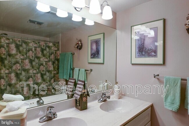 Building Photo - 1631 Edgewood Pl