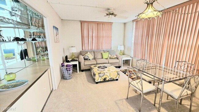 Building Photo - 3 br, 2 bath House - 575 Oaks Ln Apt 1010