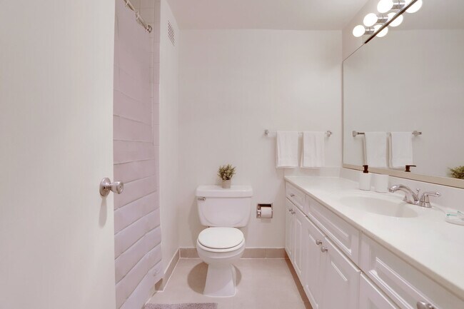 Building Photo - 1600 S Eads St