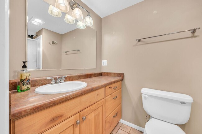 Building Photo - Stunning Single Family Home In Excellent L...