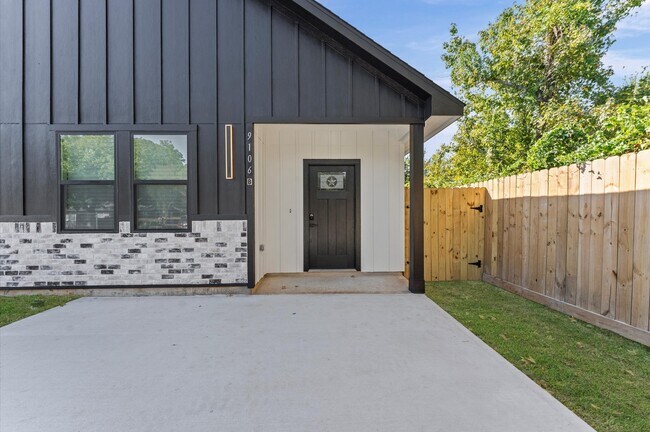 Building Photo - 9106 Everglade Dr